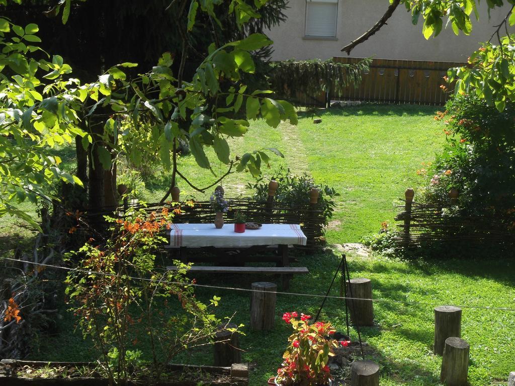 Tulipános Vendégház Obanya Esterno foto